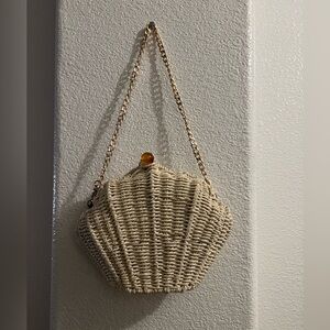 Elegant Cream Shell-Shaped Woven Bag